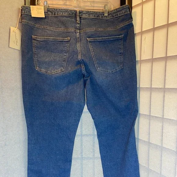 Universal Thread High Rise Straight Fitted Denim Jeans Medium Wash Blue NWT - Picture 2 of 10